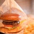 12/9オープンしたAmerican Dinner & live ROCKAWAY BOOGYに行ってきた。アコースティックライブもできる肉肉しいA5ランクの牛肉を使ったハンバーガーの美味しいお店。