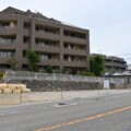 JR川西池田駅すぐ北側に店舗付きの2階建て共同住宅ができるみたい。