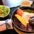珈乃香 川西本店の夏季限定ランチメニュー「夏野菜のハンバーグドリアセット」が美味い。